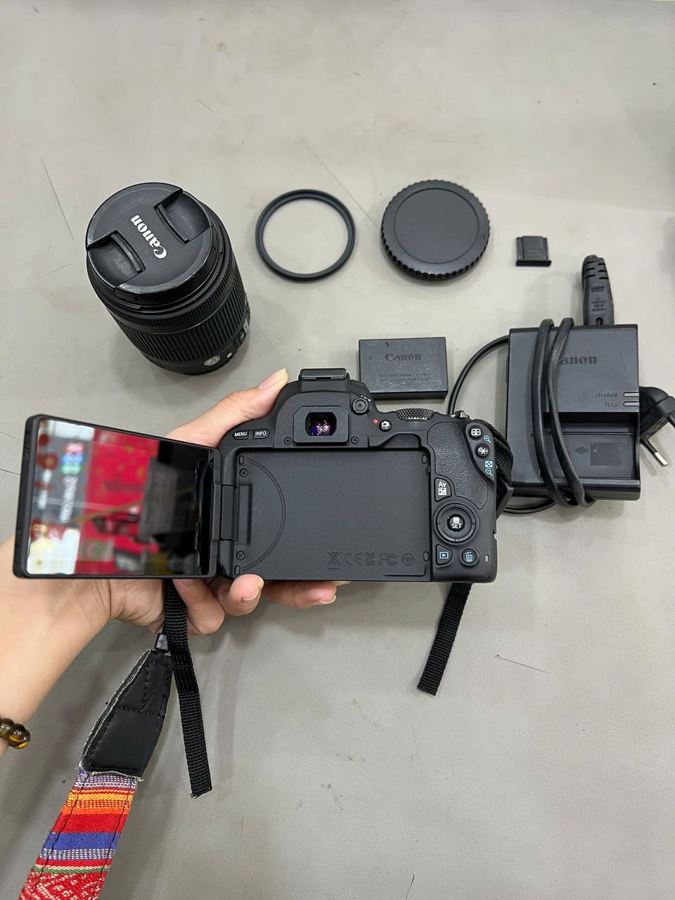 Điện thoại Máy Ảnh Canon 200D Kèm Lens 18-55mm Đen – Cảm Ứng
